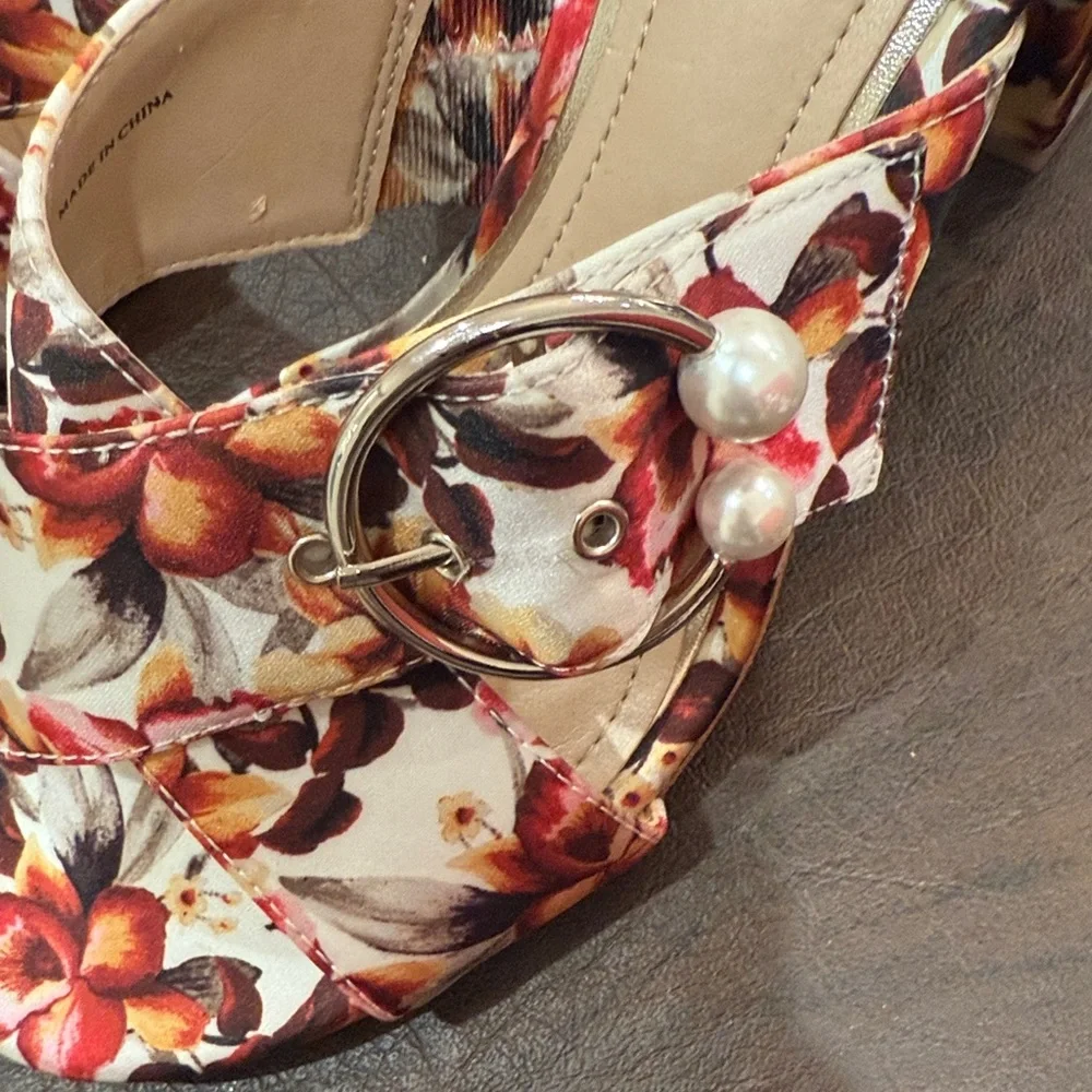 White House Black Market Floral with Pearl Accent - Picture 5 of 6